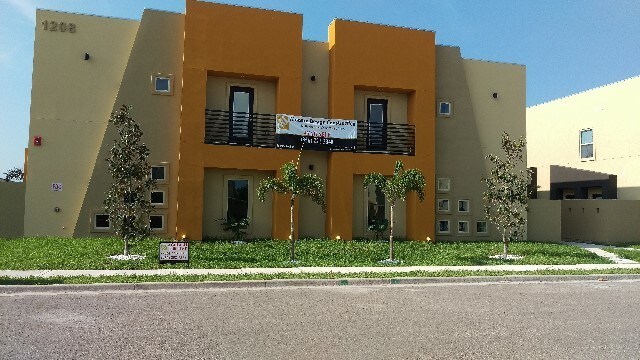 Foto principal - 1208 E Camellia Ave