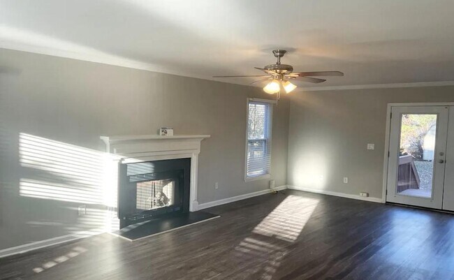 Building Photo - 3136 Daingerfield Dr