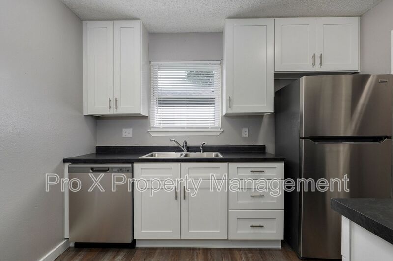 Foto principal - 1050 W Elm St