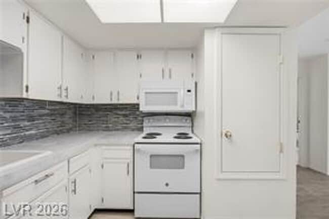 Building Photo - 1922 Las Palmas Ln
