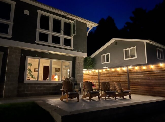 Building Photo - 7075 NE Bay Hill Rd