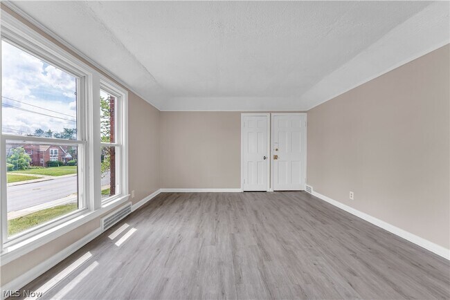 Building Photo - 13613 Cedar Rd