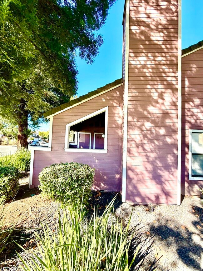 Building Photo - 2713 Harvest Ln