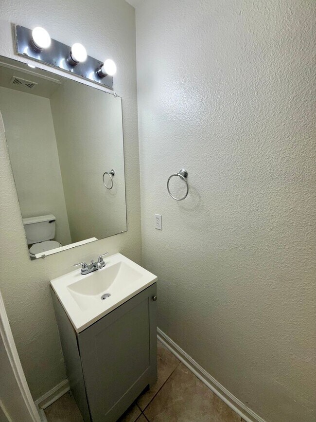 Foto del edificio - Nicely Refreshed 3-Bed 2.5-Bath Townhome i...