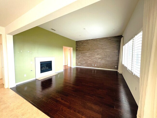 Building Photo - Beautiful 4 Bedroom, 2.5 Baths Single Family Home with 3 Car Tandem Parking Garage and Backyard w...