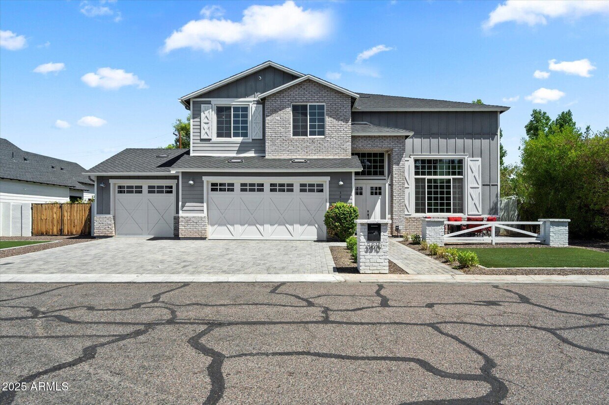 Primary Photo - 3810 E Devonshire Ave
