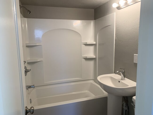 bathroom - 1002 S National Ave