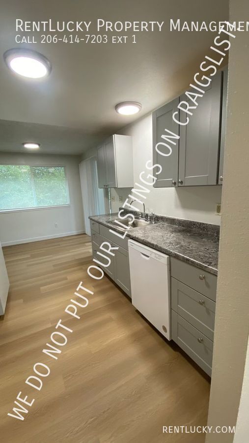 Building Photo - NEW PRICE! Cute & Updated Top-Floor 2-Bedr...