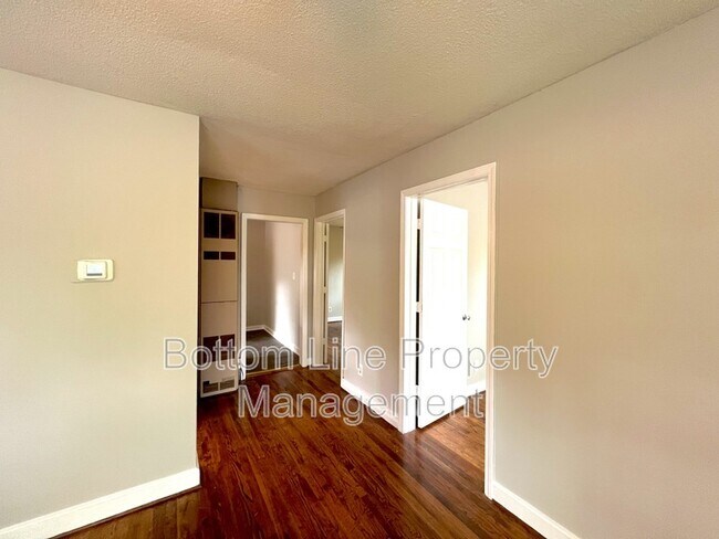 Foto del edificio - 4030 Bearwood Ave