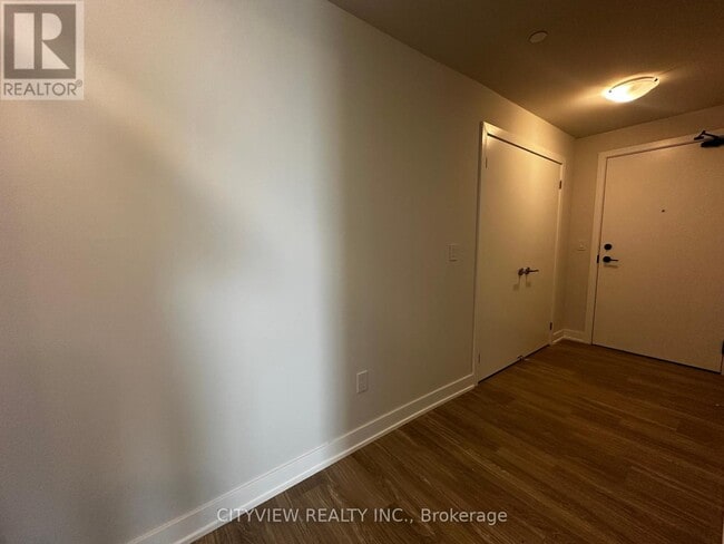 Photo du bâtiment - 430-4430 Square One Dr