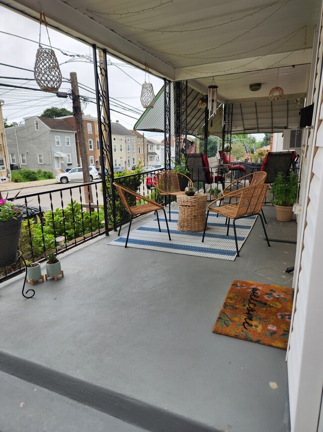 Front Porch - 212 W 6th Ave