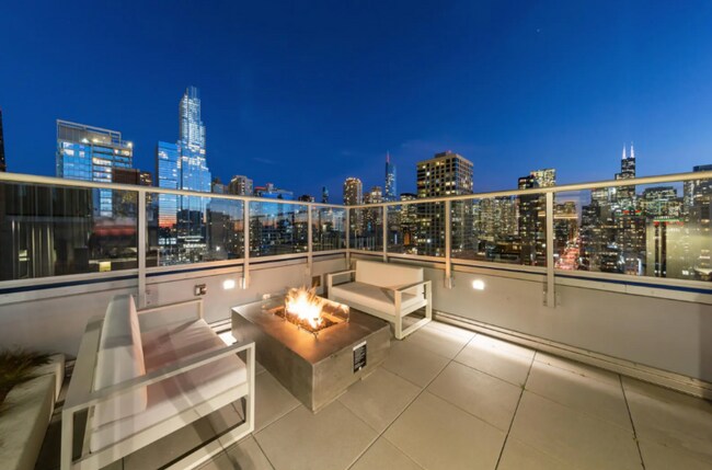 Building Photo - 810 N Wells St