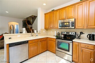 Building Photo - 7864 Stratford Dr