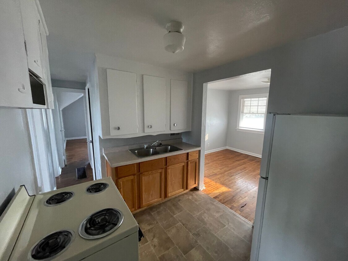Foto principal - Large 1 Br upstairs apartment - with 2 bon...