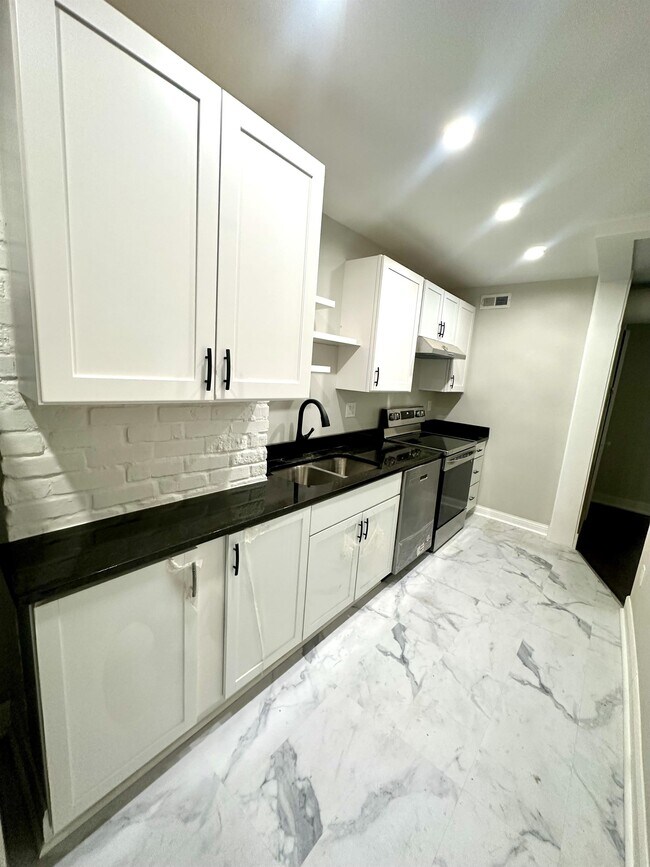 Building Photo - 208 W 34th St
