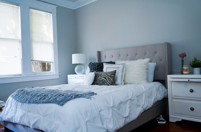 Foto del edificio - Grid House for rent! Half block form campu...