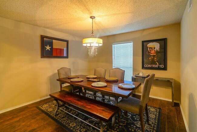Foto del edificio - 4812 Hollow Ridge Rd