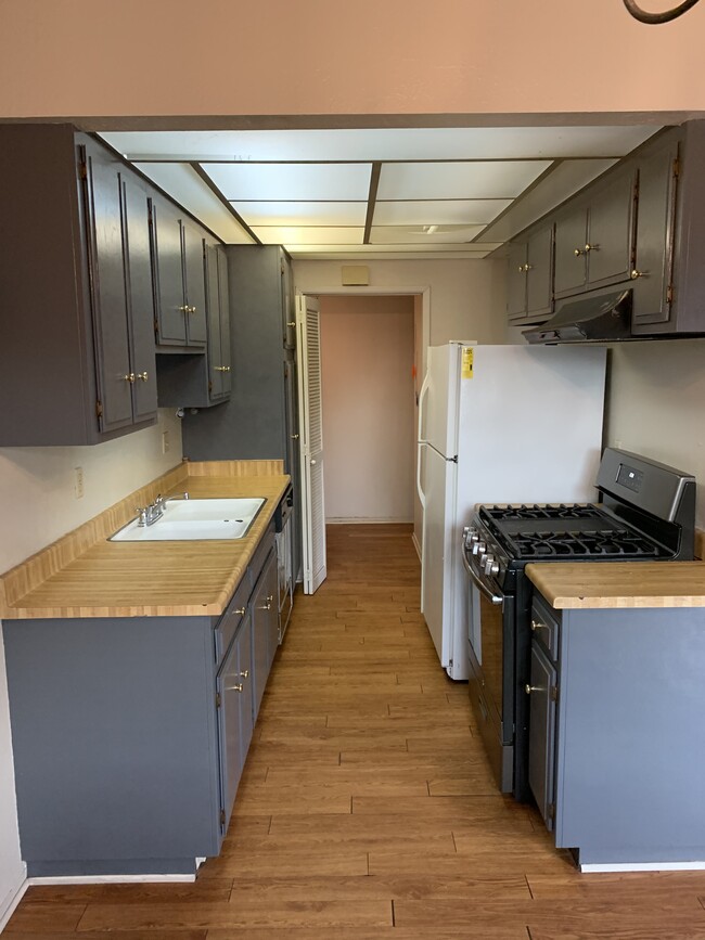 Building Photo - 450 S Argyle Ave