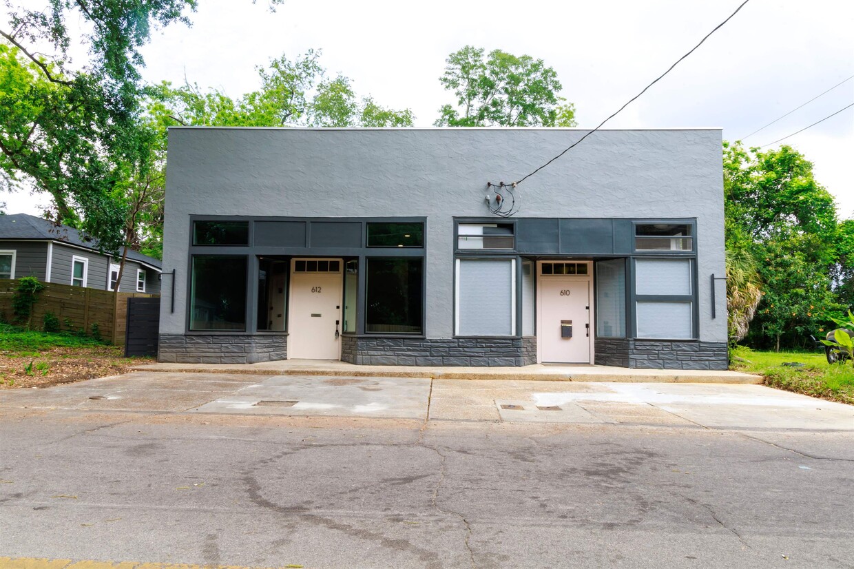 Primary Photo - 610 W 8th Ave