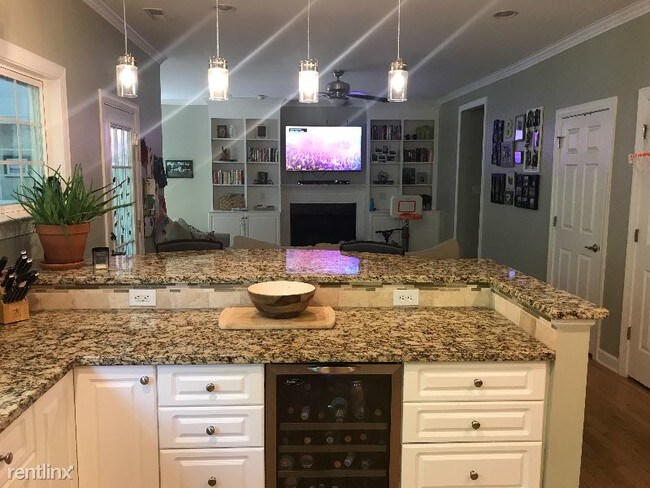 Foto del edificio - 4 br, 2.5 bath House - 210 Lakeshore Dr