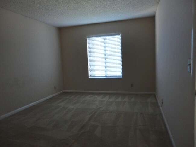 Building Photo - 707 Sunny Pine Way