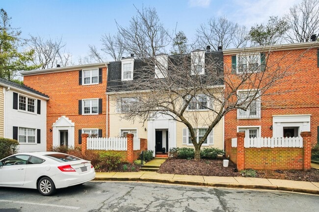 Building Photo - 2649 S Walter Reed Dr