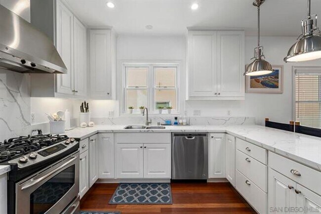 Building Photo - Long Term Unfurnished Rental in the heart ...