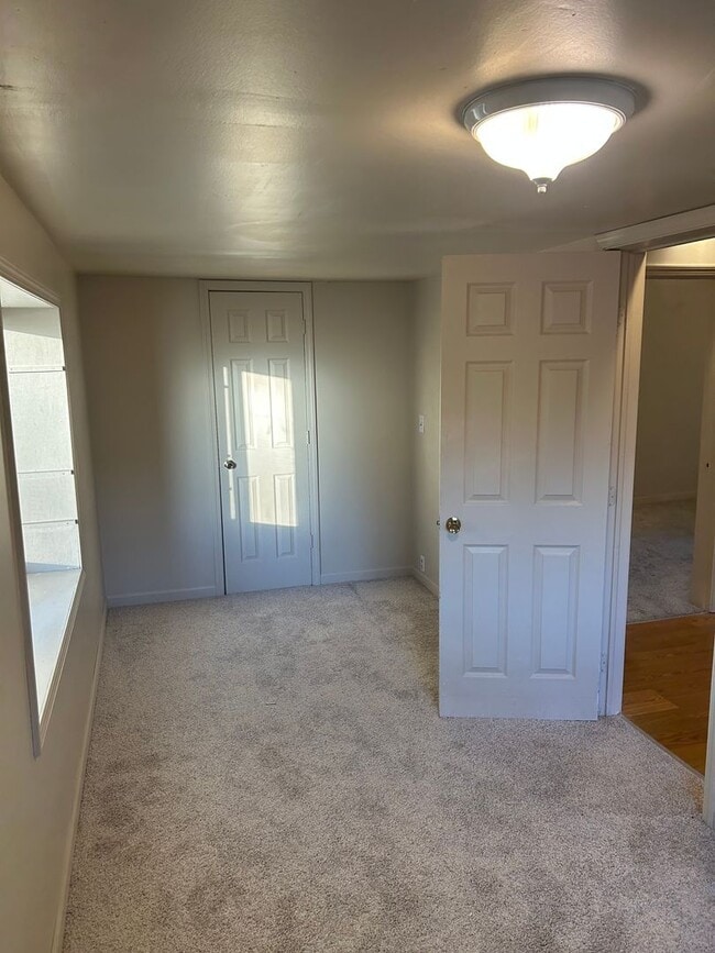 Building Photo - 30 W 7th St