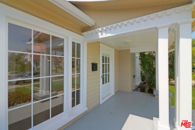 Building Photo - 523 N Gower St