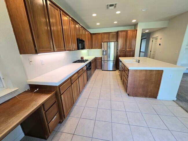 Foto del edificio - Wonderful 4 bedroom 3 full bath in the Wildhorse Golf Course Community.