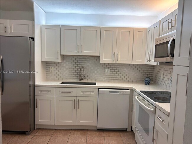 Building Photo - 215 Lakeview Dr