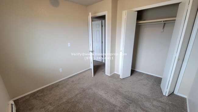 Building Photo - Conveniently Located 2+ Bedroom 2.5 Bath C...