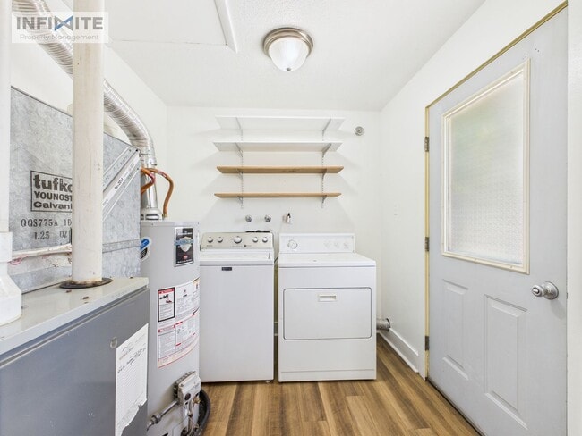 Building Photo - Cute As A Button 3 Bedroom