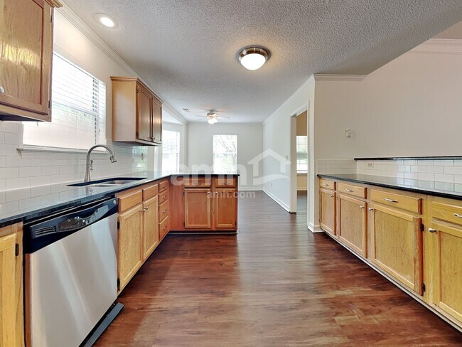 Foto del edificio - 3023 Laurelwood Dr