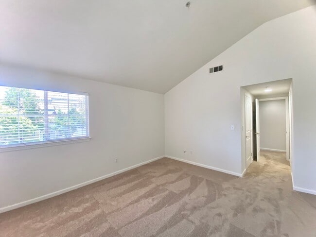 Building Photo - Gorgeous Condo - Gated Community in Fremont!