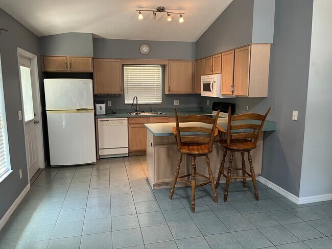 Building Photo - Spacious & Well-Maintained 2 Bedroom Home ...