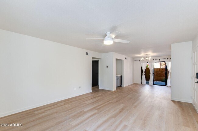 Foto del edificio - 4950 N Miller Rd