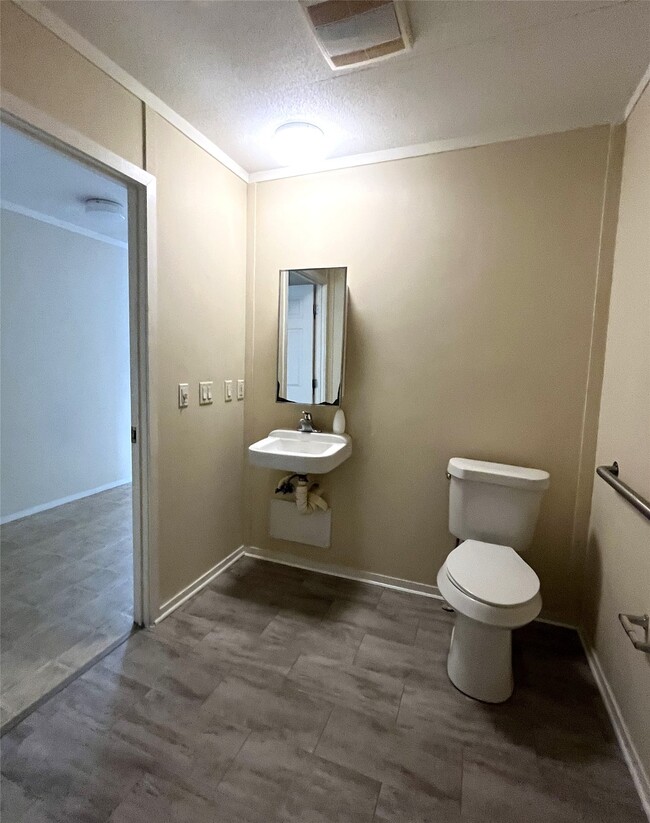 Building Photo - 108 S 7th St