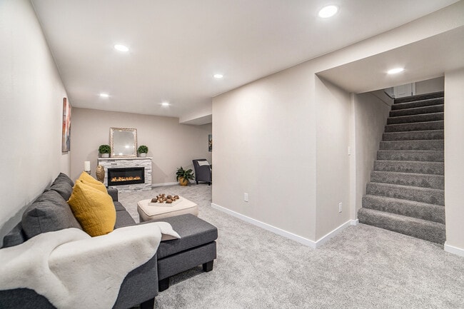 Building Photo - 720 W Washington St