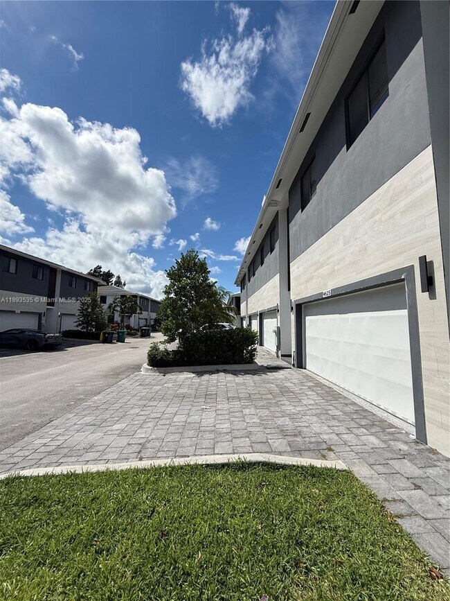 Foto del edificio - 4625 SW 32nd Ave