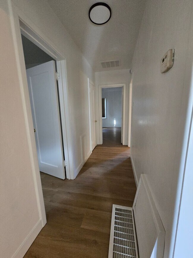 Foto del edificio - 2 Br 1 Ba ready now