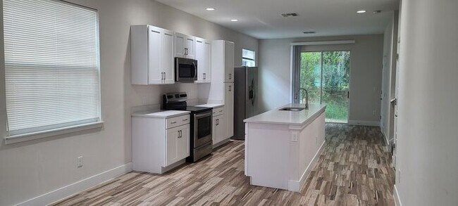 Foto del edificio - Beautiful New Construction, 4/3 Townhouse ...
