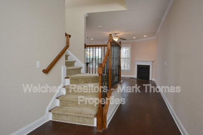 Foto del edificio - 306 Rose Walk Ln