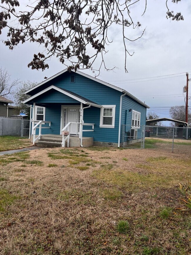 Foto del edificio - SIngle Family 2 Bedroom 1 Bath Home on Lar...