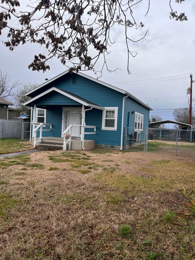 Building Photo - Single Family 2 Bedroom 1 Bath Home on Large Fenced Lot