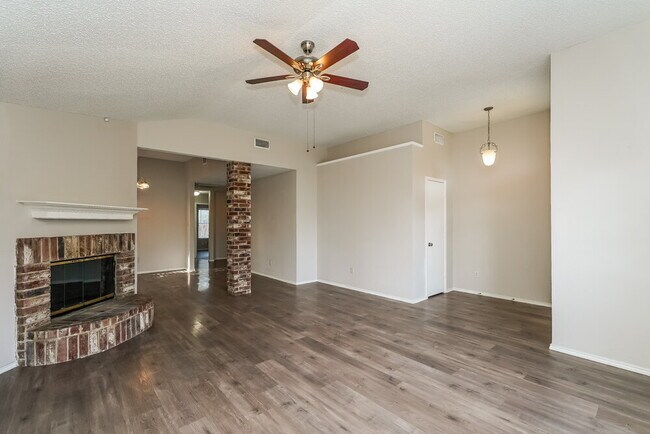 Foto del edificio - 7900 Flowertree Ct