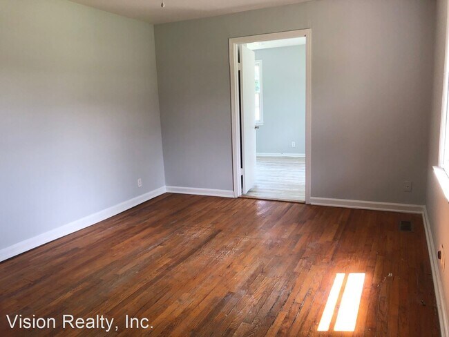 Building Photo - 3 br, 1 bath House - 832 Country Club Dr.