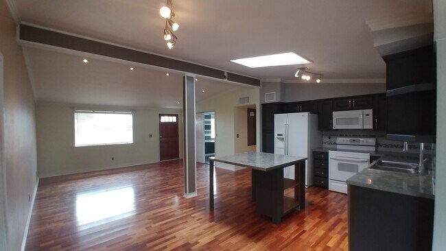 Amplio salón con distribución abierta. Iluminación suave y brillante en toda la casa. - 539 Mallard Cir W