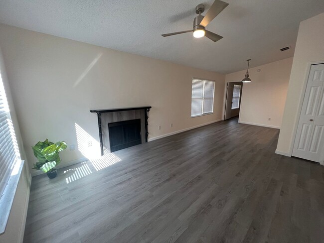 Building Photo - Newly Updated 2 Bedroom 2 Bathroom Southbr...