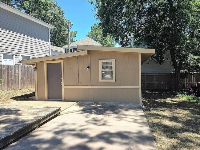 Building Photo - 16701 Meadowcroft St